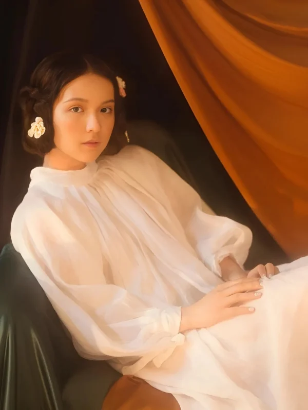 Hải tú nude thanh lịch trong vải trắng