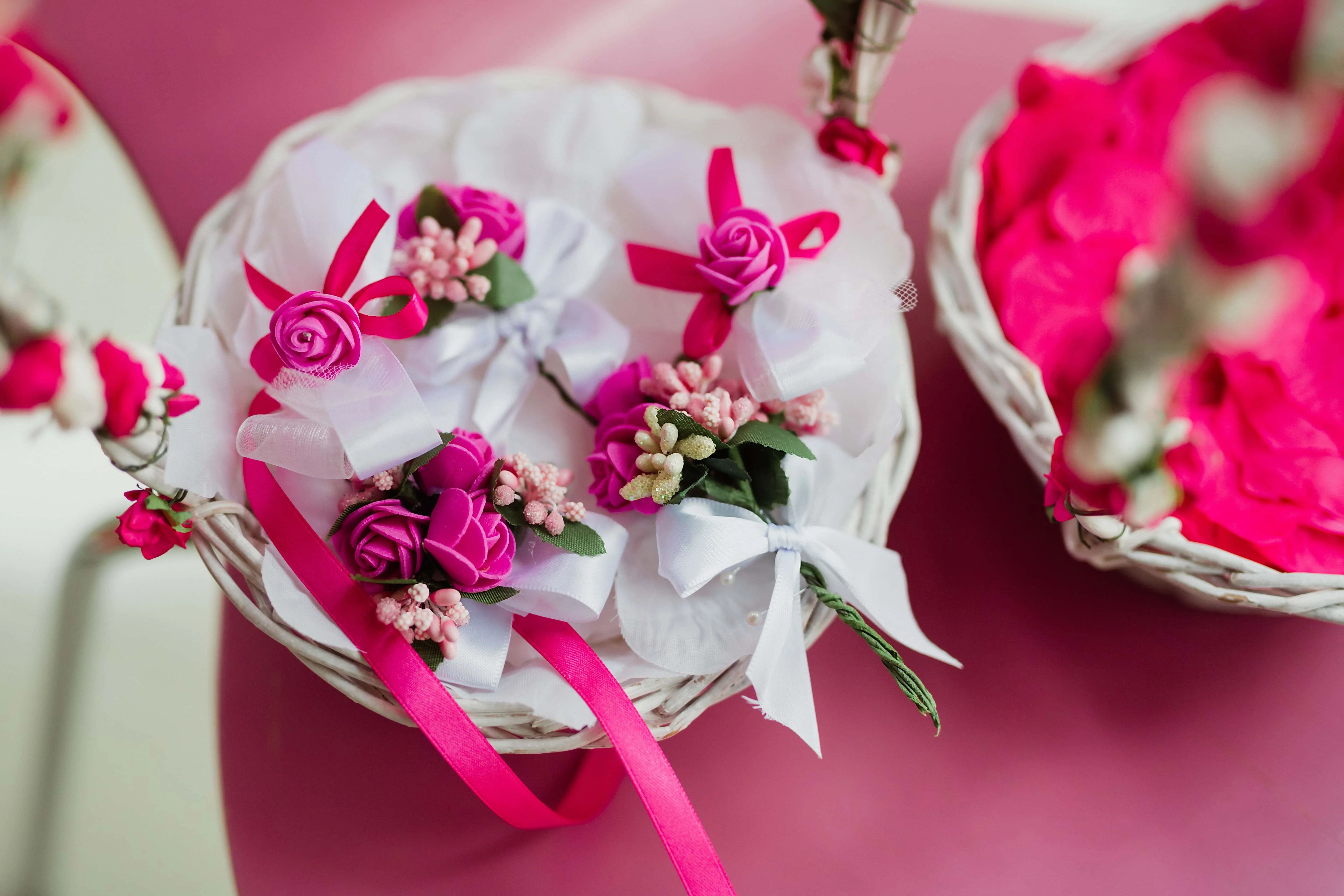 Bó hoa cưới màu hồng rực rỡ trên nền đỏ