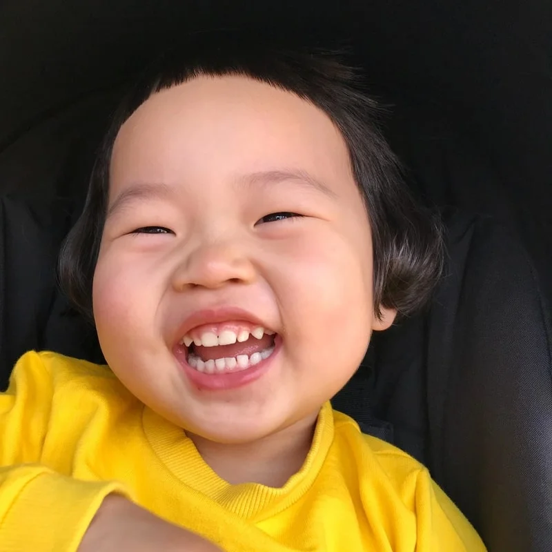 Em bé với nụ cười hồn nhiên và tươi sáng đã trở thành ảnh meme hài hước khiến nhiều bạn thích thú.