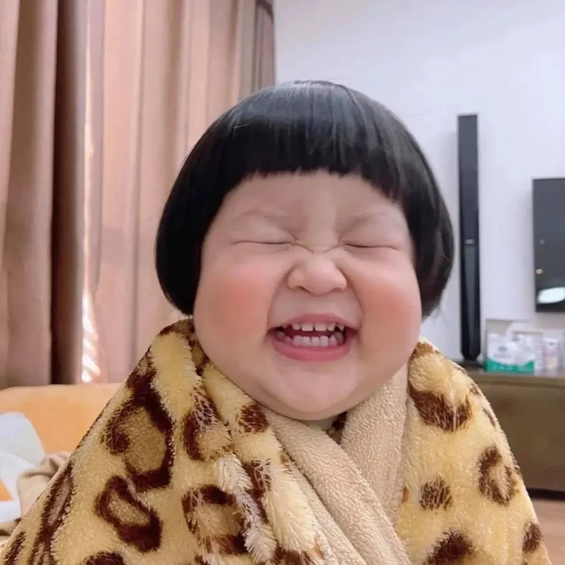 Biểu cảm vô cùng đáng yêu của em bé, trở thành ảnh meme hài hước được giới trẻ chia sẻ liên tục.