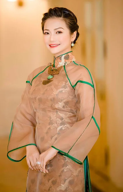 Diễn viên Kiều Anh diện áo dài cách tân