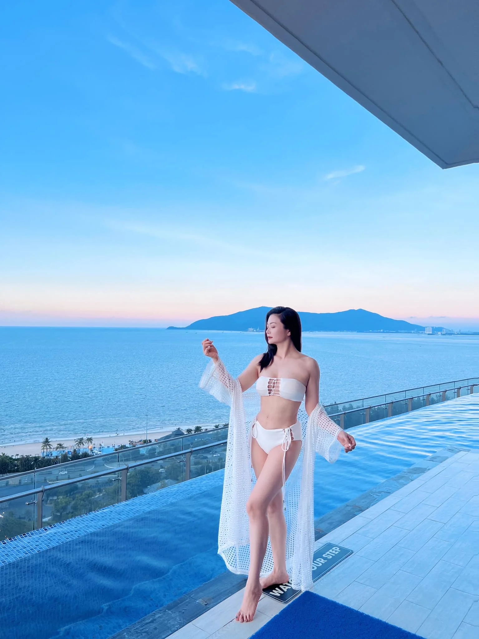 Diễn viên Kiều Anh mặc bikini bên hồ bơi