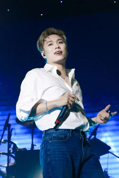 Dương Domic cầm micro biểu diễn trong concert