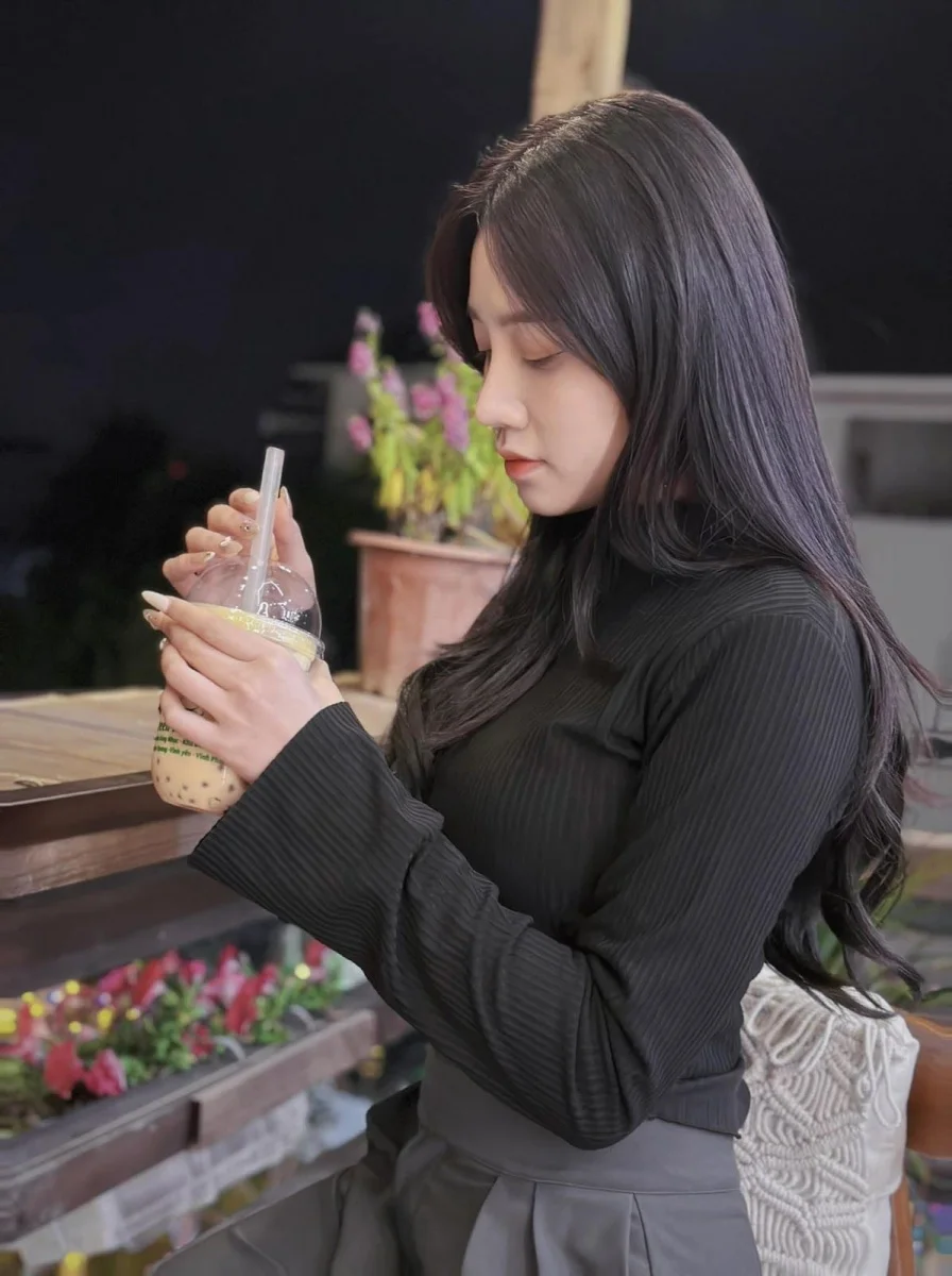 Ảnh cô gái xinh đẹp tóc dài áo len