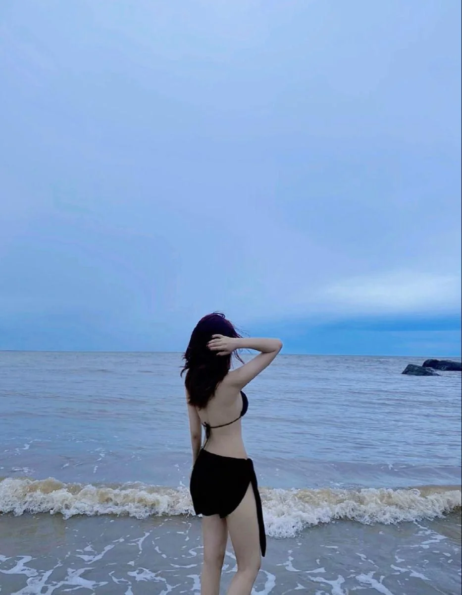 Hình nền gái xinh với ngực to đẹp mùa hè