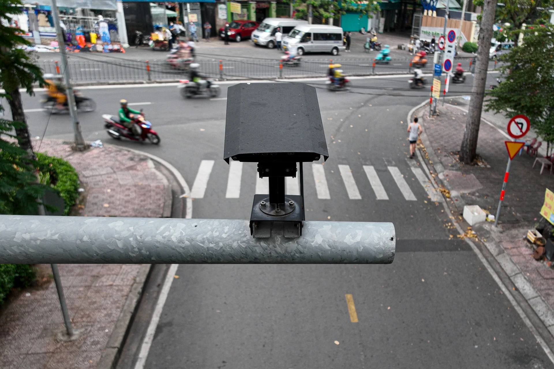 Camera lắp đặt trên cột đèn đường giám sát giao thông