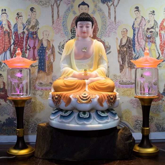 Tượng Phật A Di Đà đặt trên bệ gỗ trang nghiêm