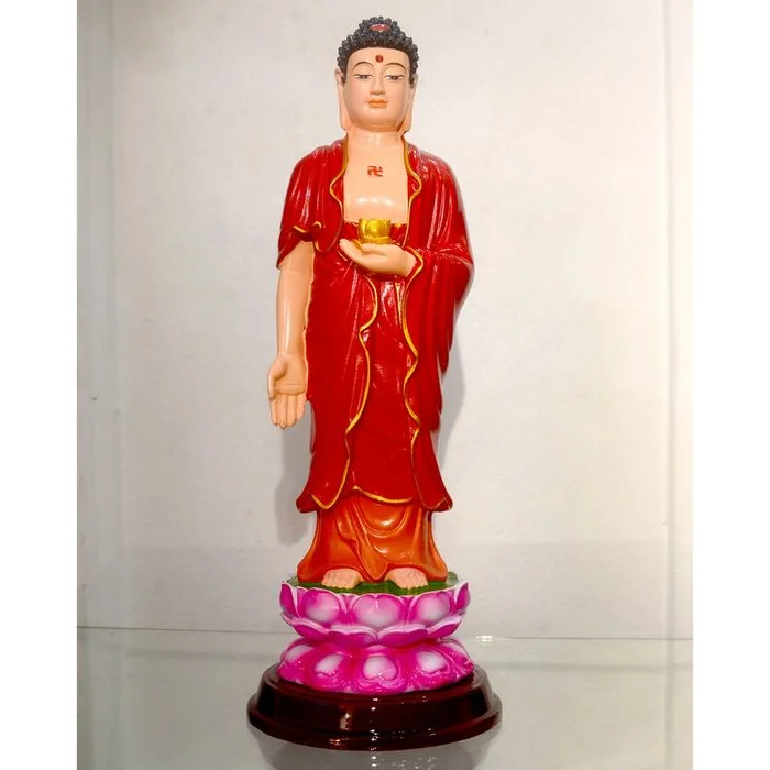 Tượng Phật A Di Đà mặc áo đỏ đứng