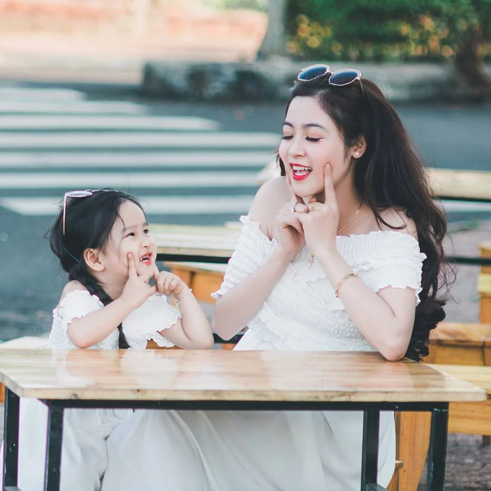 Bộ ảnh mẹ và con gái đều xinh như diễn viên khiến dân mạng không ngừng xuýt xoa khen ngợi