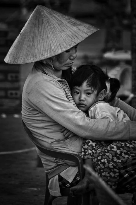 Hình ảnh mẹ đội nón lá ôm con nhỏ tình cảm ảnh đen trắng
