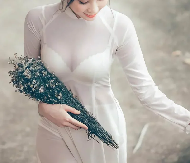 Áo dài xuyên thấu nhức nhối học đường 1