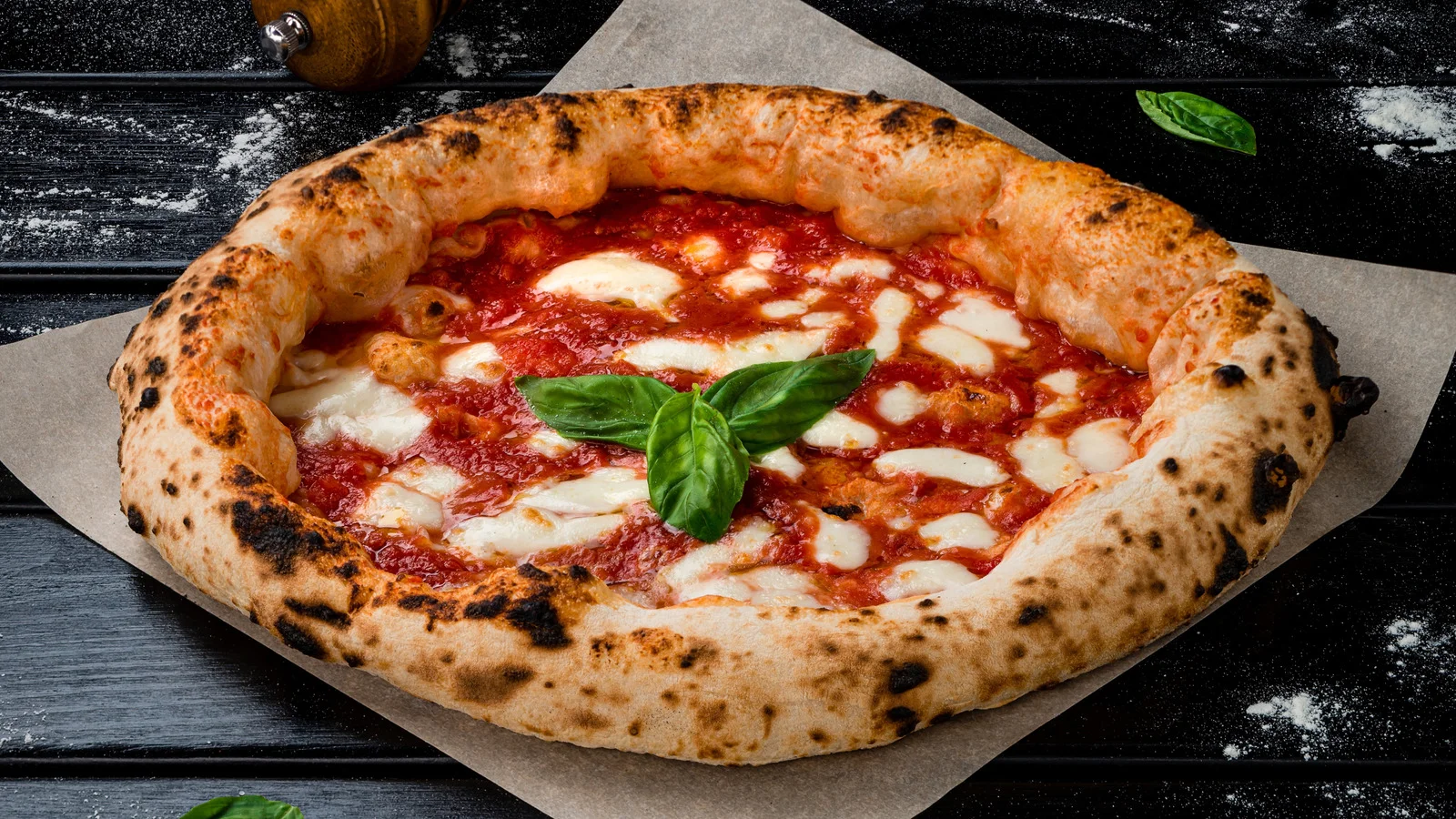 Pizza Margherita với sốt cà chua, phô mai mozzarella và lá húng quế