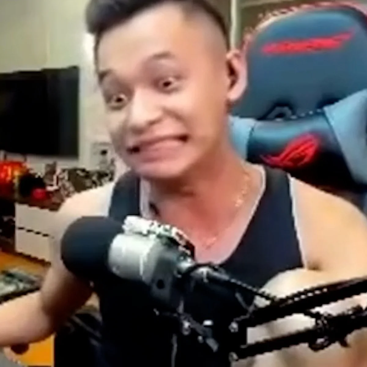 Meme Độ Mixi với biểu cảm hài hước trong buổi livestream