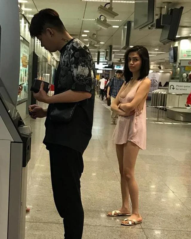 Không mặc nội y đi rút tiền, cô gái nổi như cồn trên mạng