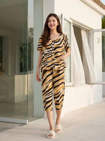 Bộ lanh áo cộc quần lửng cổ V