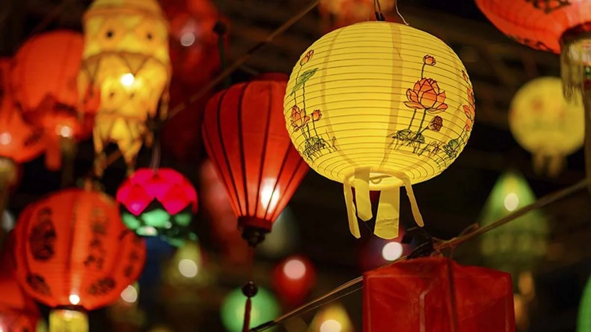 Trang trí lồng đèn bên ngoài nhà