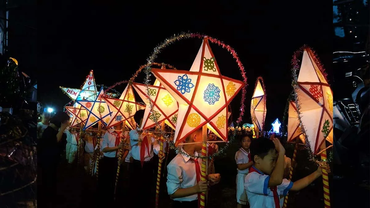 Ảnh học sinh rước đèn cùng nhau