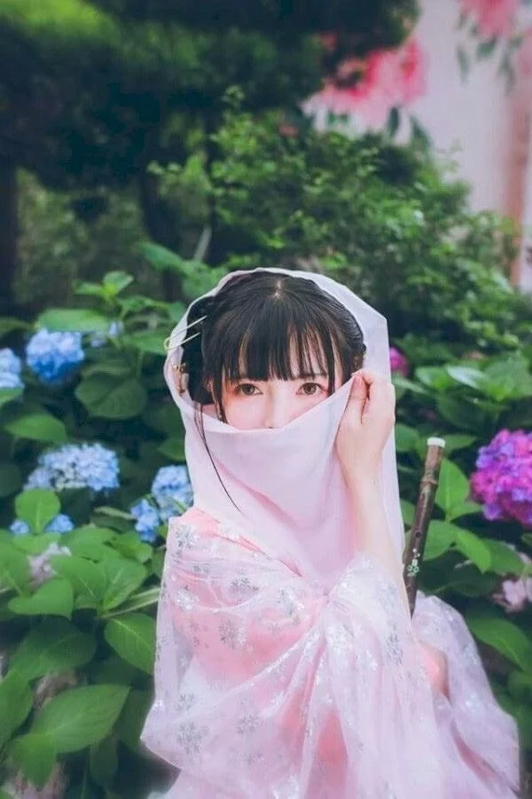 Ảnh hot girl che mặt bằng khăn lụa hồng chất