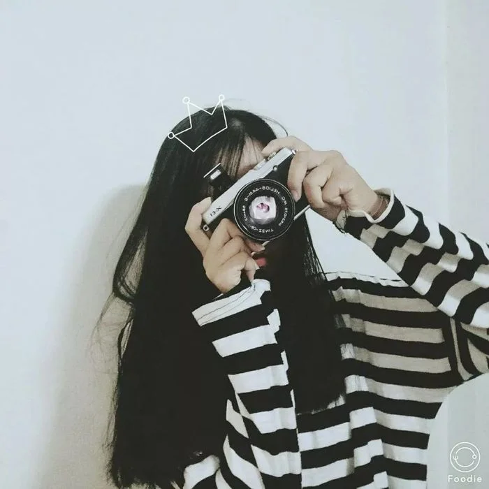 gái xinh che mặt bằng máy ảnh cổ điển