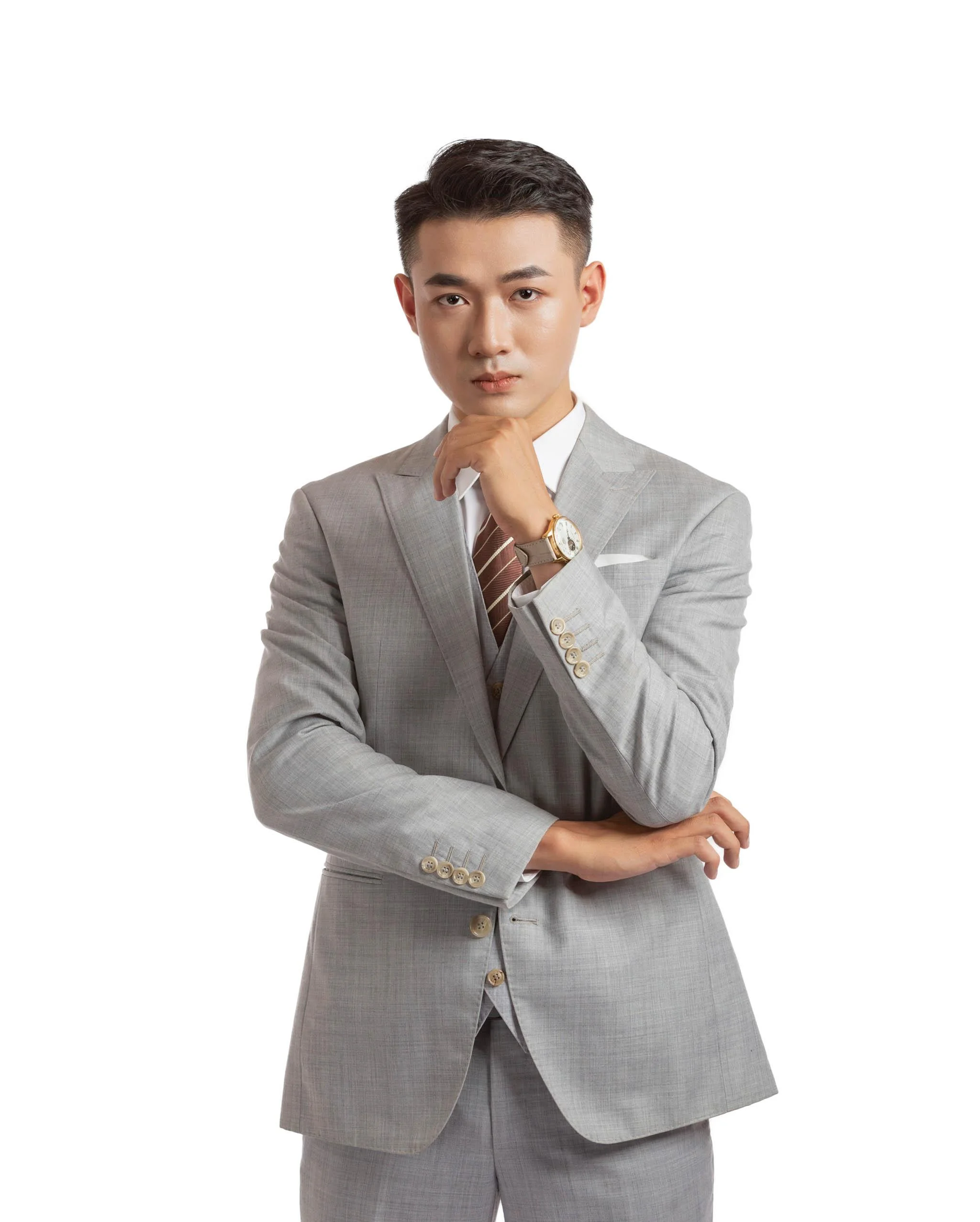 Ảnh chân dung nam mặc vest xám tạo dáng thanh lịch