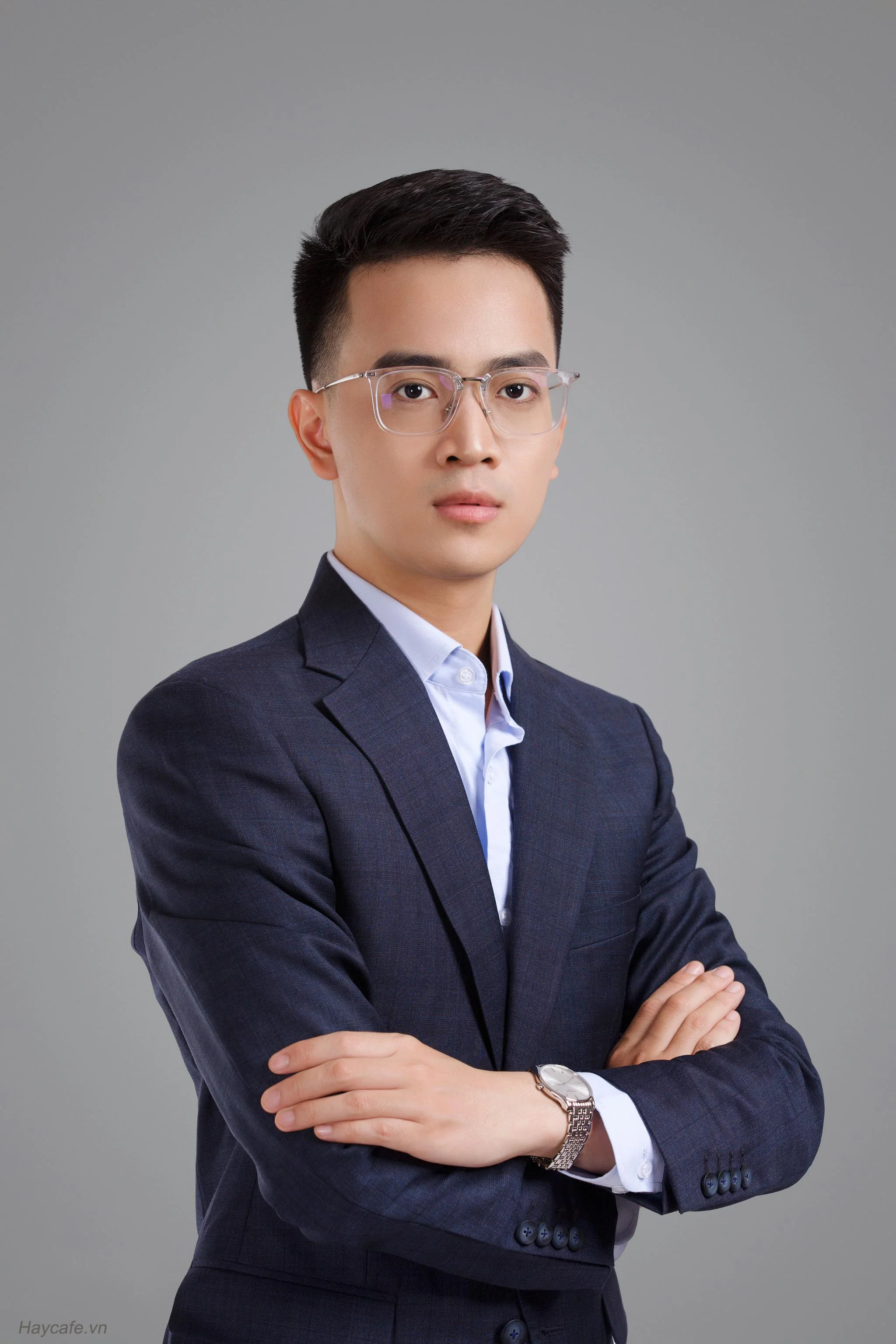 Ảnh chân dung nam doanh nhân mặc vest xanh đậm khoanh tay