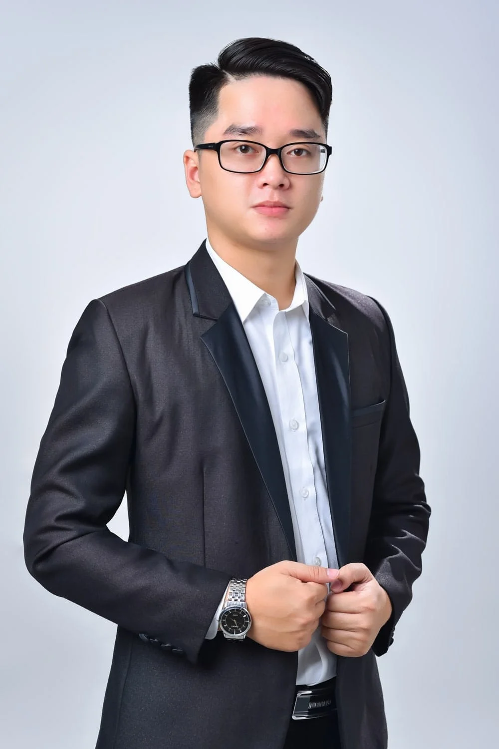 Ảnh chân dung nam doanh nhân mặc vest đen và đeo kính