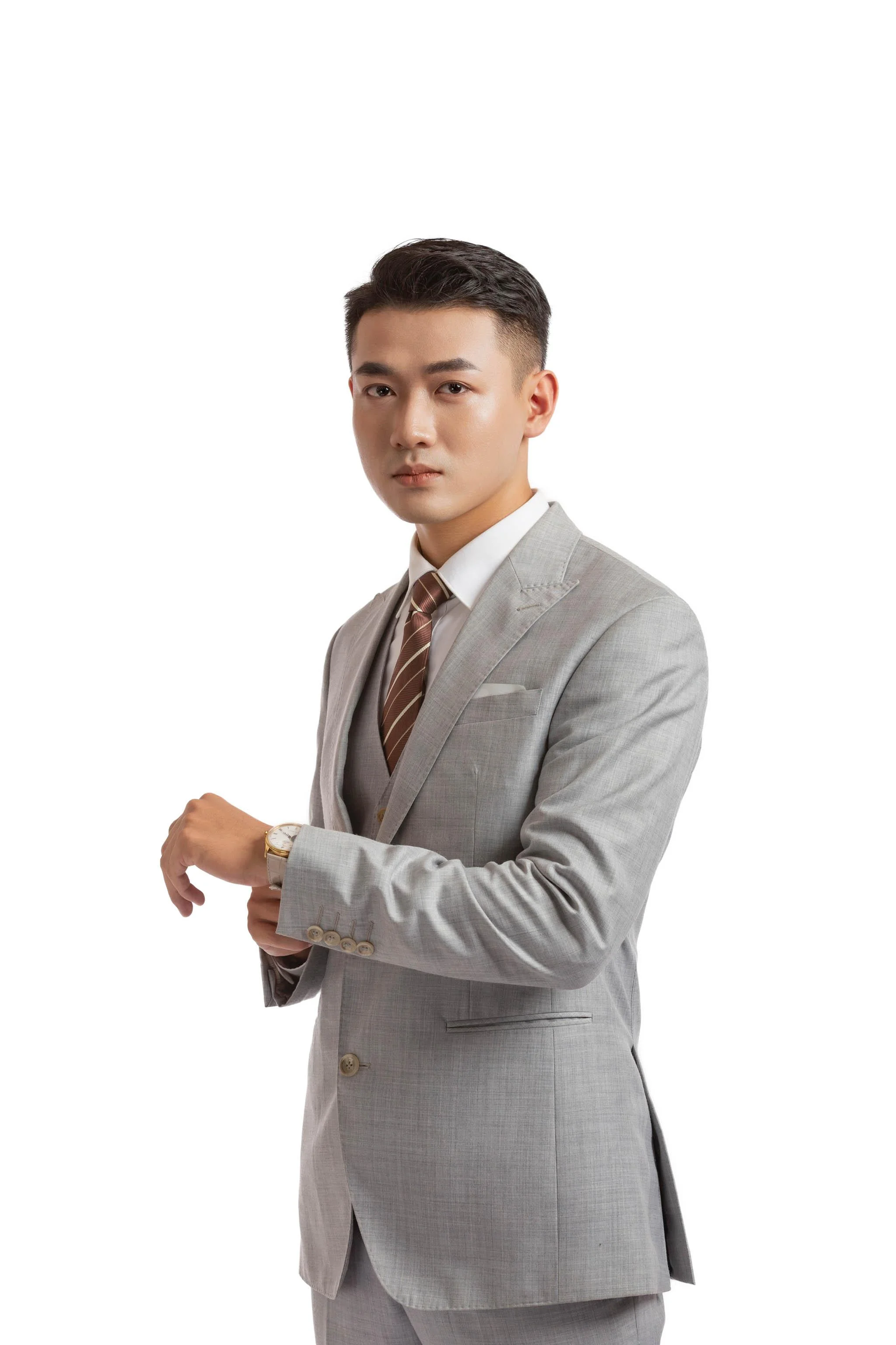 Ảnh chân dung nam mặc vest xám tạo dáng trên nền trắng