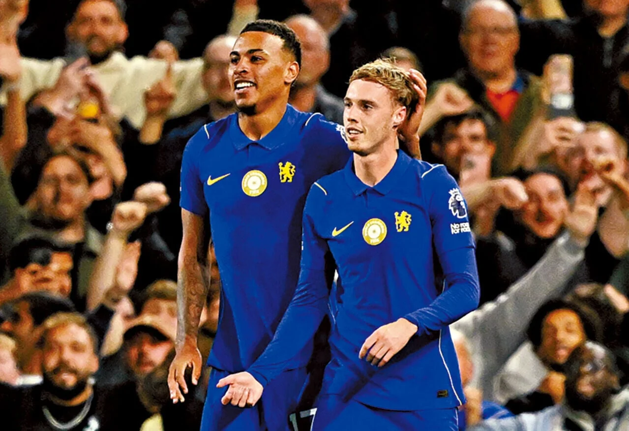 Hai cầu thủ Chelsea với kiểu tóc nam đẹp đang ăn mừng trước khán đài đông khán giả
