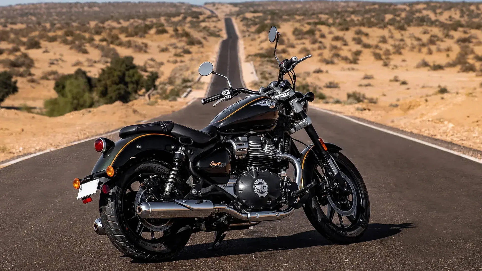 Hình nền đẹp ngầu với xe mô tô cruiser màu đen đậu trên con đường giữa sa mạc