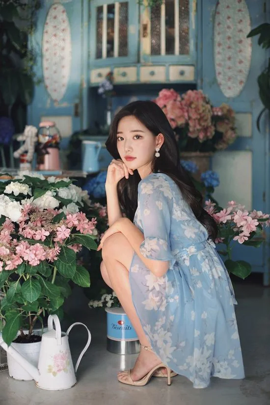 Chọn các mẫu váy in hoa, tông màu thanh nhã và được cắt may trên vải lụa mềm, chiffon, cotton thoáng mát vào đầu hè là thói quen của các nàng sành điệu.
