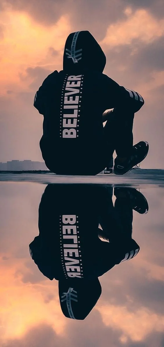 Hình nền đẹp ngầu với chàng trai mặc áo hoodie ngồi suy tư và hình ảnh phản chiếu dưới hoàng hôn