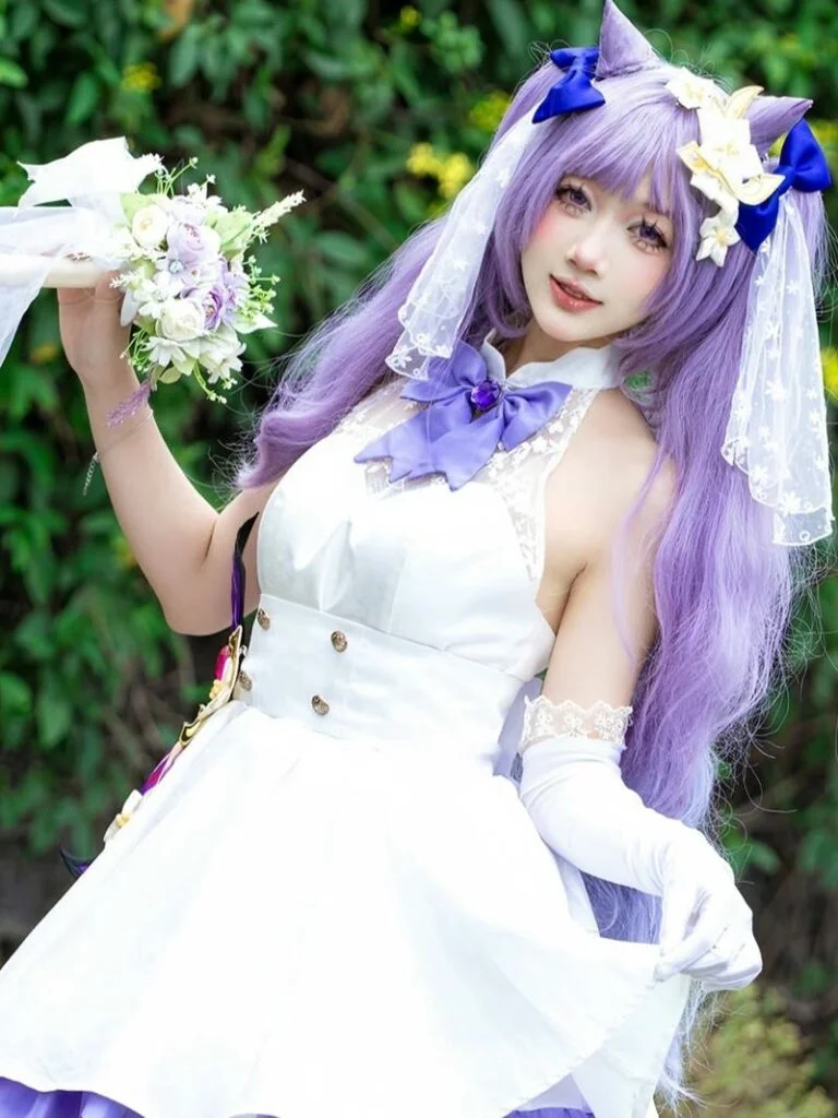 Cosplay anime nữ tóc tím trong bộ váy cưới