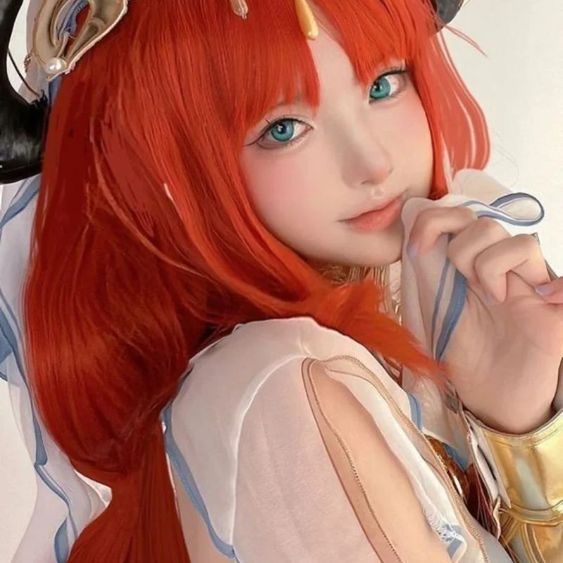 Hình ảnh cosplay anime nữ hóa thân thành Nilou với mái tóc đỏ rực rỡ và đôi mắt xanh cuốn hút.