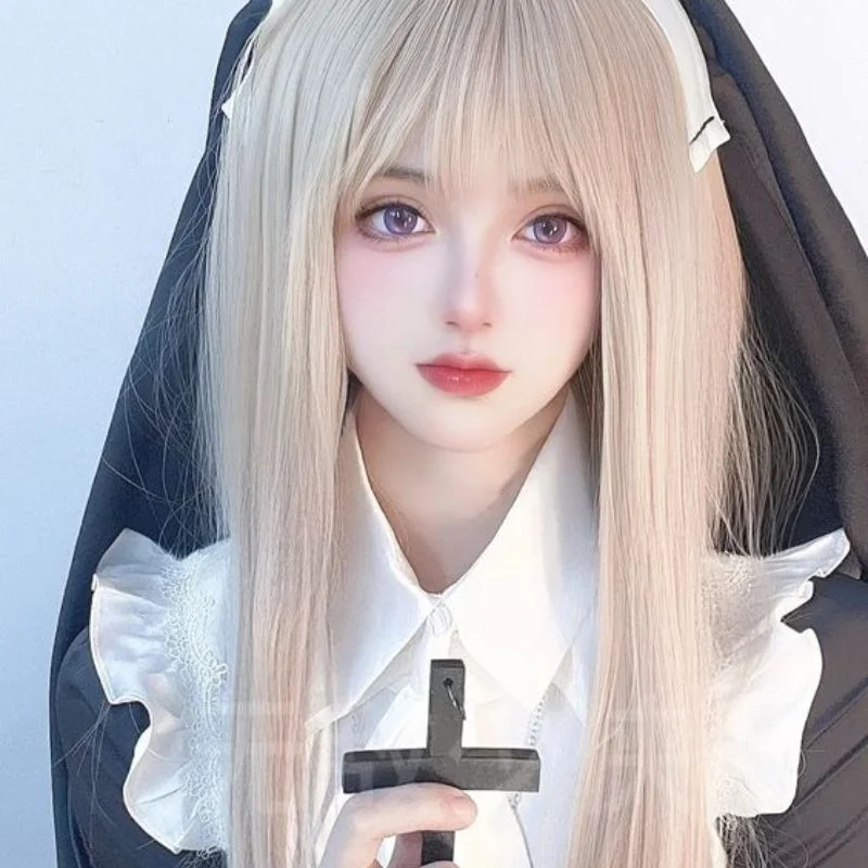 Cosplay nữ tu anime với mái tóc bạch kim