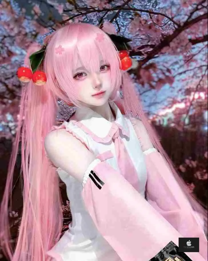 Cô gái cosplay anime nữ với mái tóc hồng xinh đẹp dưới tán hoa anh đào