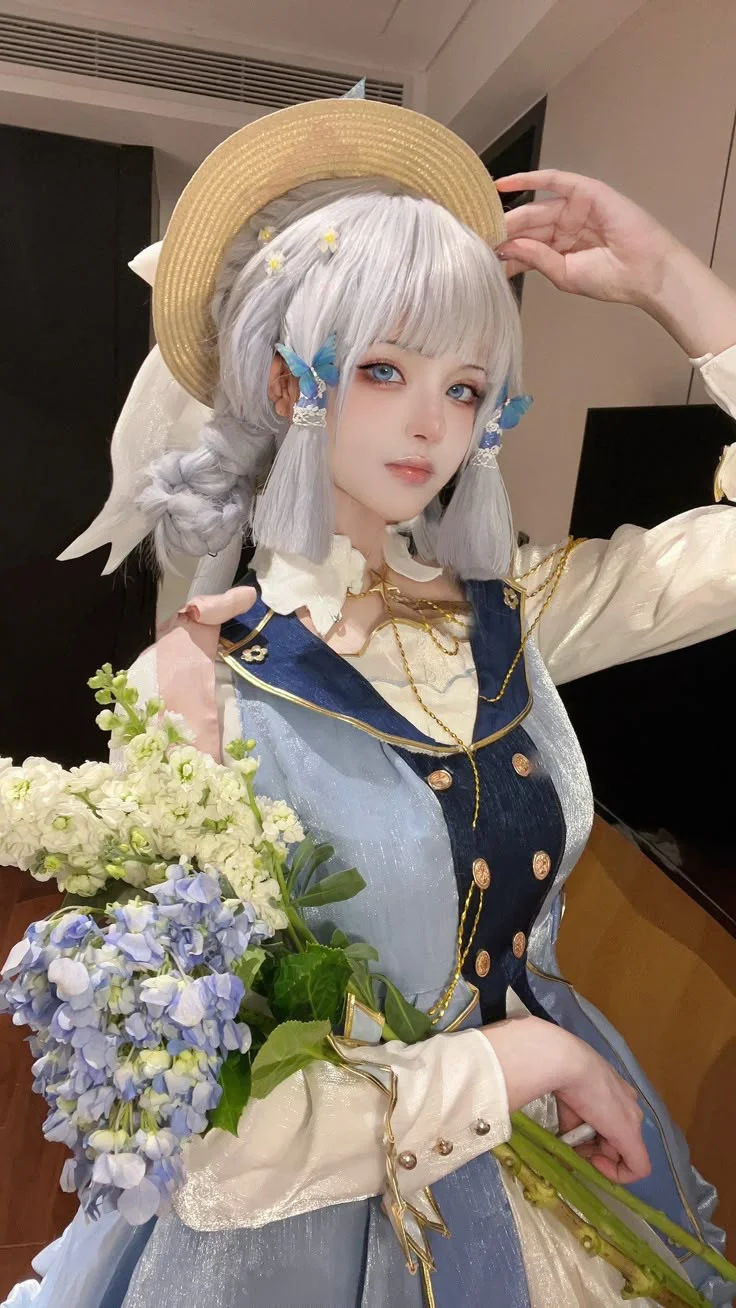 Cosplay anime nữ phong cách tiểu thư cùng hoa