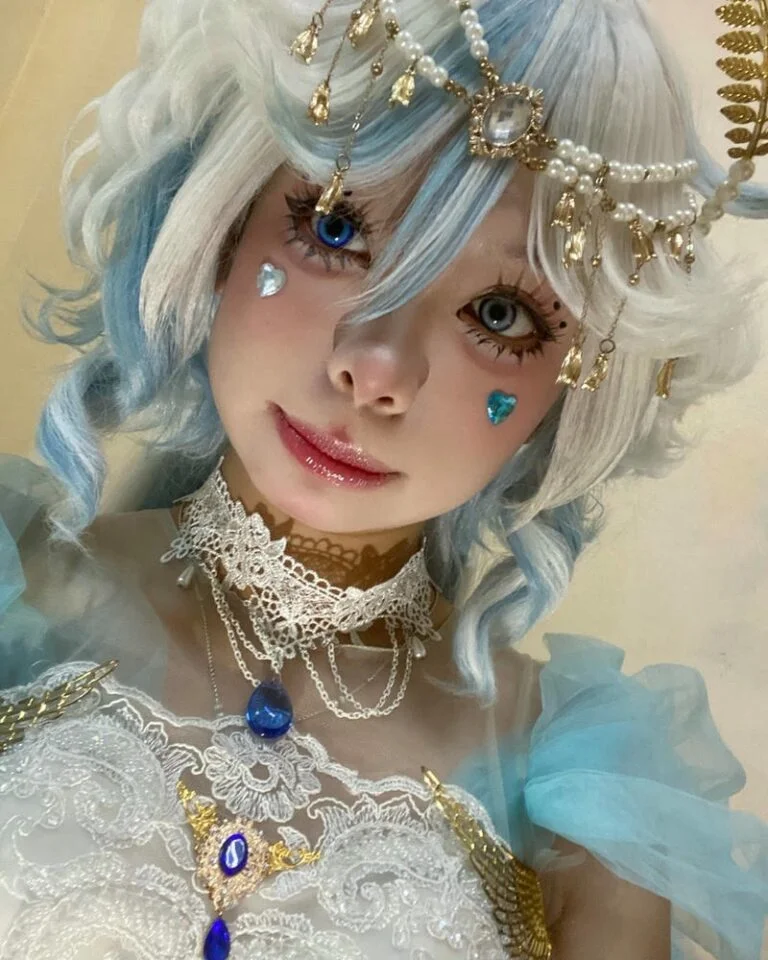 Hình ảnh cosplay anime nữ với trang phục cầu kỳ và phong cách trang điểm ấn tượng