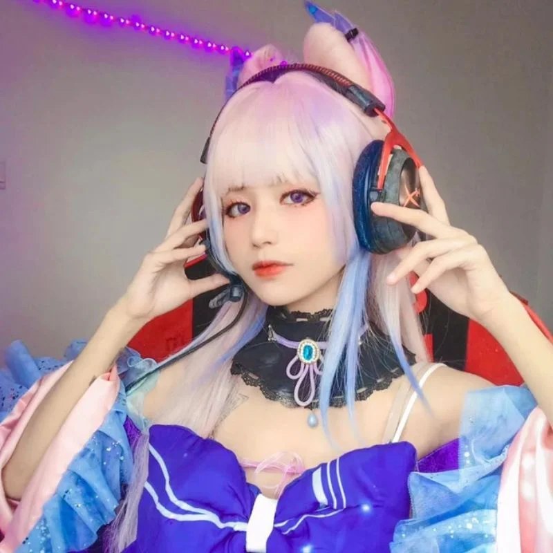 Nữ cosplayer xinh đẹp hóa trang cosplay anime nữ đang đeo tai nghe gaming