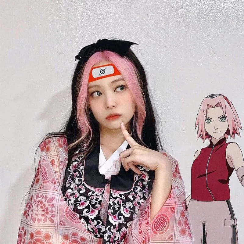 Cosplay anime nữ Sakura Haruno với trang phục đặc trưng