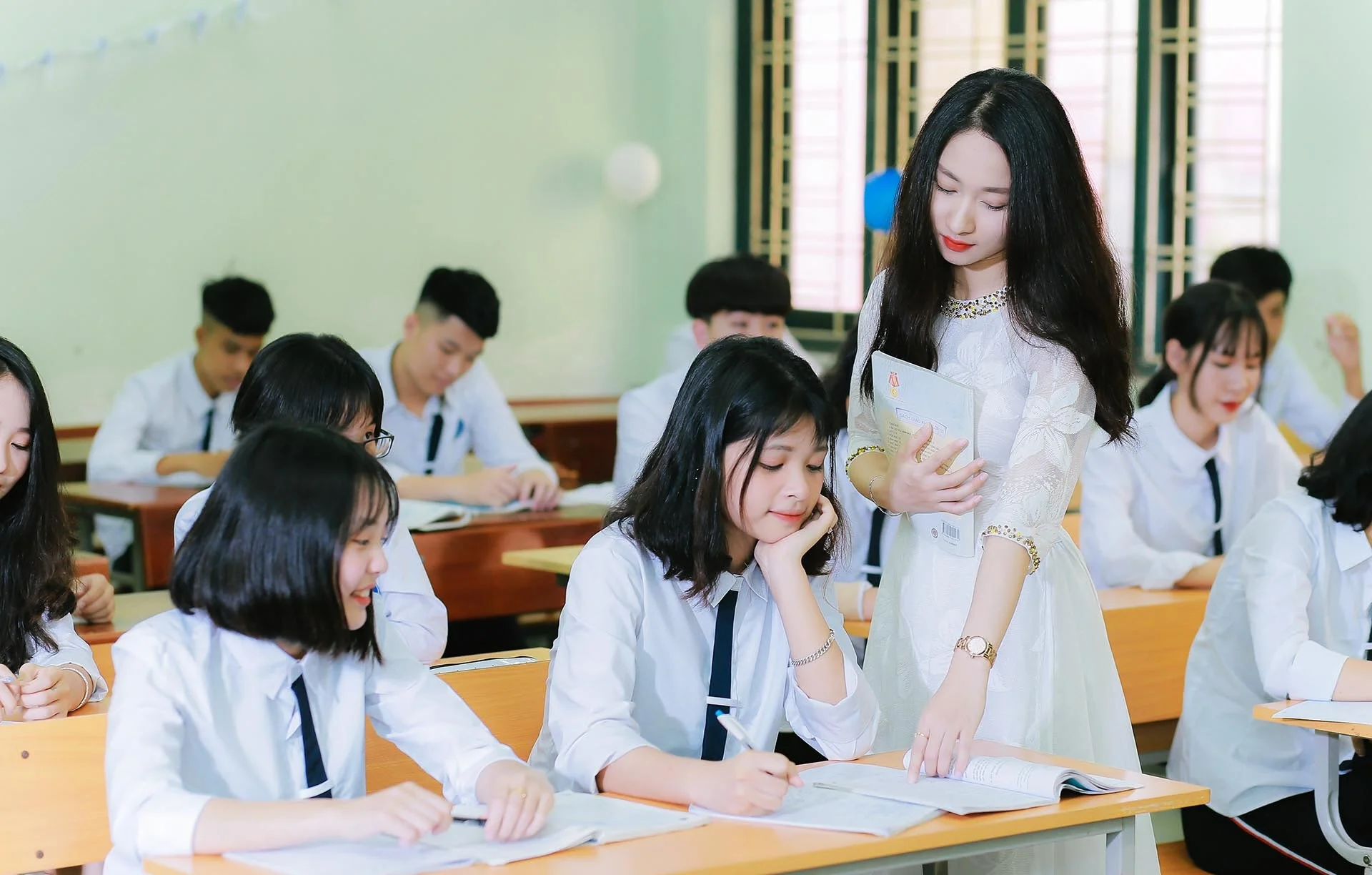 hình ảnh học sinh và giáo viên trong lớp học tại Việt Nam