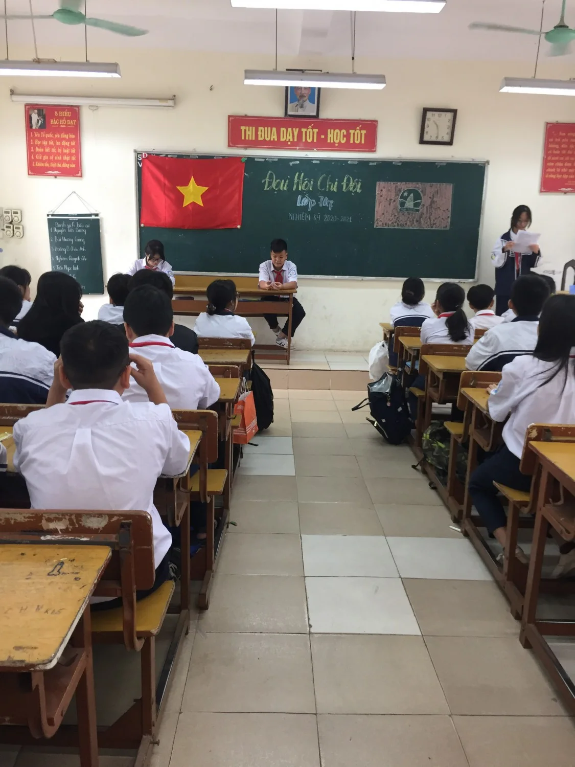 hình ảnh học sinh đang tham gia buổi đại hội chi đội tại lớp học