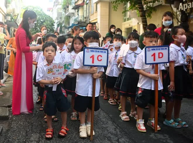 ẢNH học sinh lớp 1 Hà Nội ngày đầu đến trường: Vừa háo hức vừa mếu máo đòi về!